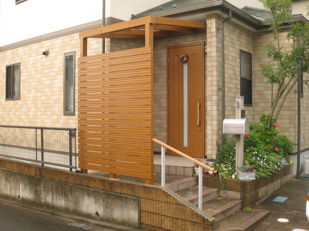 玄関前リフォーム 木調テラスで雨よけと目隠しを両立 エクステリアブログ 神奈川県平塚市 木村植物園