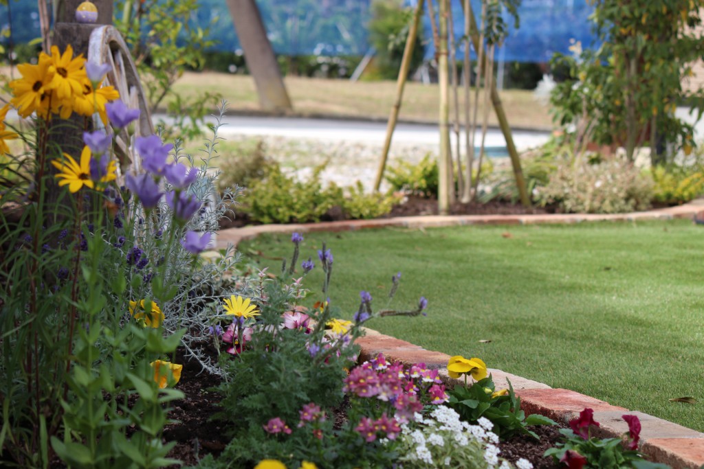 人工芝とレンガ花壇のかわいいナチュラルガーデン エクステリアブログ