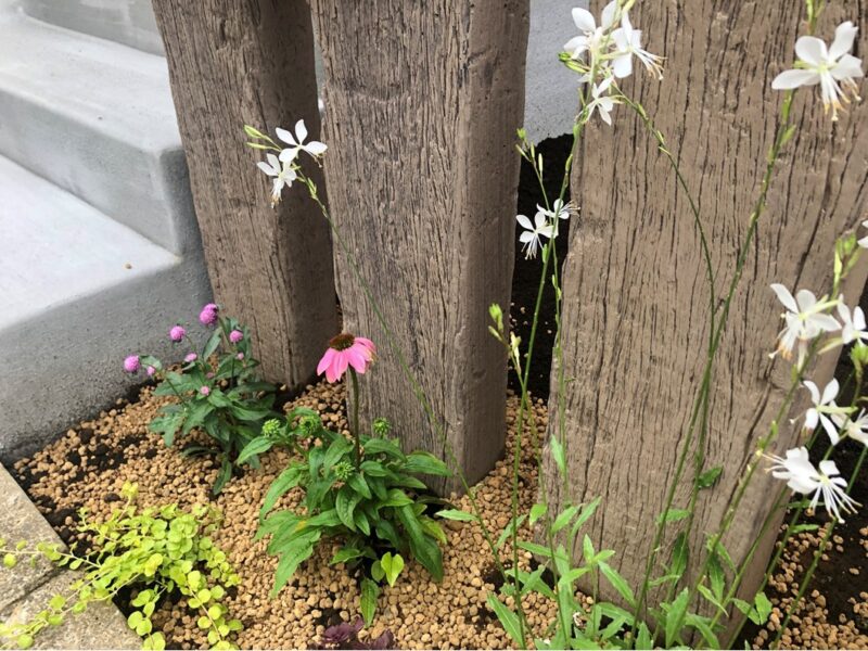 枕木の手前にはお花を植えて華やかに