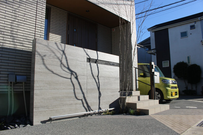 山採りアオダモの陰影が美しい、シャープでモダンな門周りがポイントの