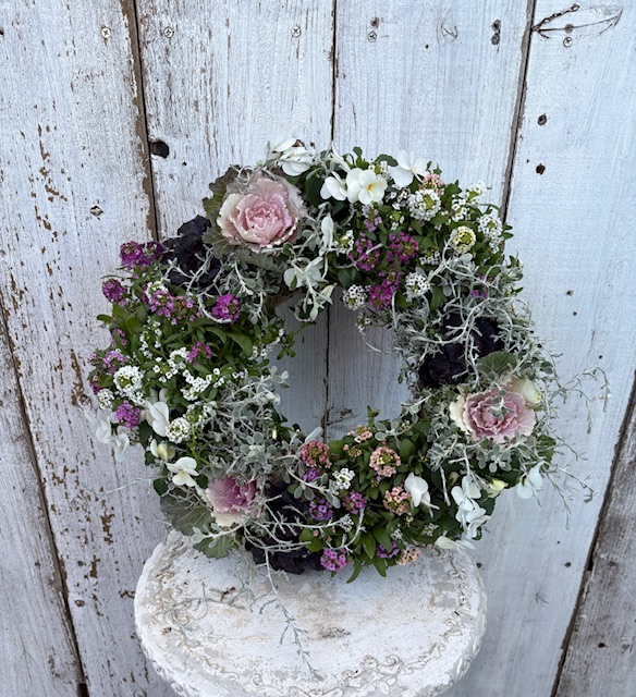 ビオラや葉牡丹で作るフラワーリース教室