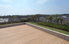 写真：神奈川県茅ケ崎市の屋上緑化工事