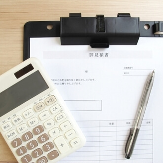 写真：電卓と御見積書