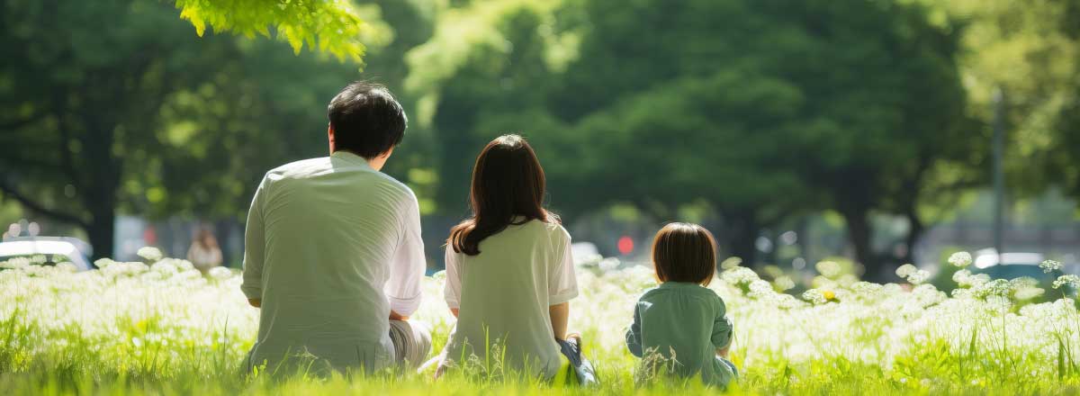 写真：庭園でくつろぐ人々