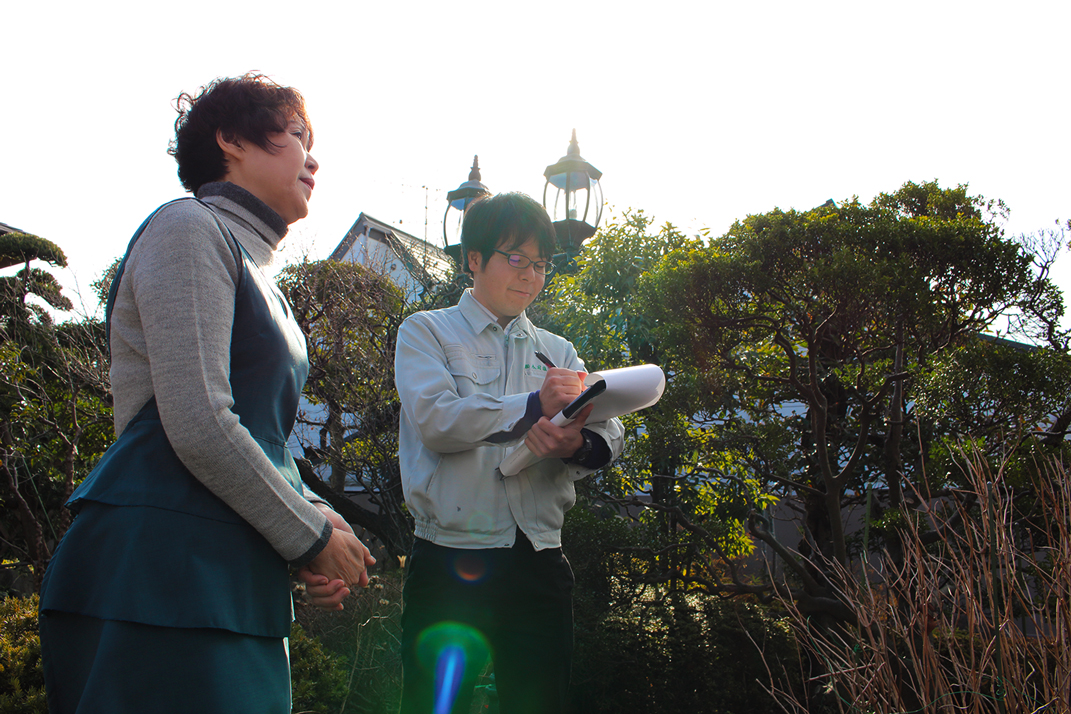 写真：現地調査 ・ ヒアリングの様子